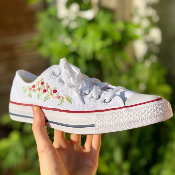 Renkli Çiçek Desenli Özel Nakışlı Beyaz Sneaker Renkli Çiçek Desenli Özel Nakışlı Beyaz Sneaker