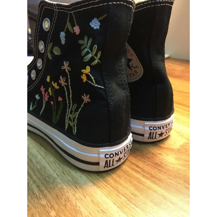 Renkli Çiçek Desenli Özel Nakışlı Siyah Sneaker Renkli Çiçek Desenli Özel Nakışlı Siyah Sneaker