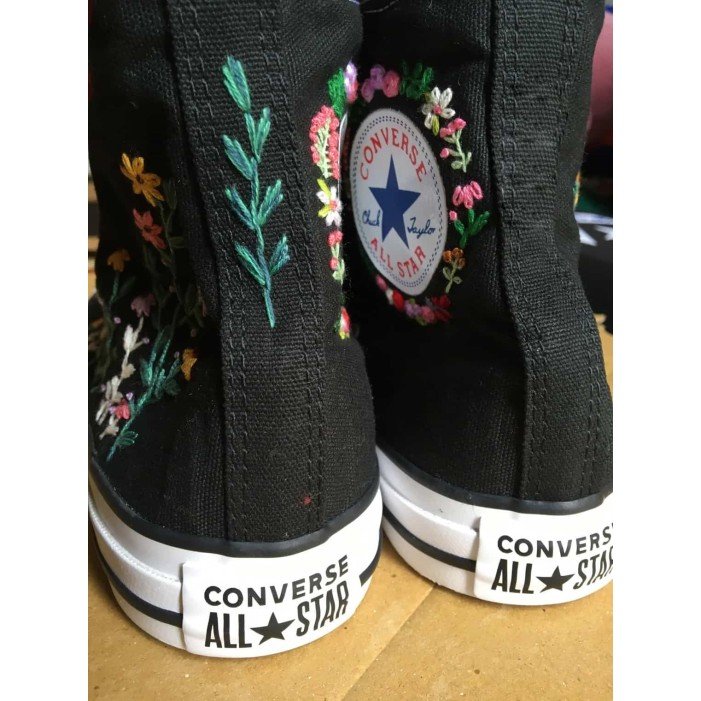 Renkli Çiçek Desenli Özel Nakışlı Siyah Sneaker Renkli Çiçek Desenli Özel Nakışlı Siyah Sneaker