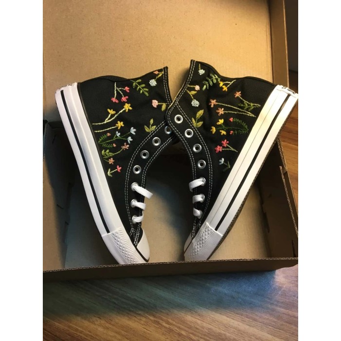 Renkli Çiçek Desenli Özel Nakışlı Siyah Sneaker Renkli Çiçek Desenli Özel Nakışlı Siyah Sneaker
