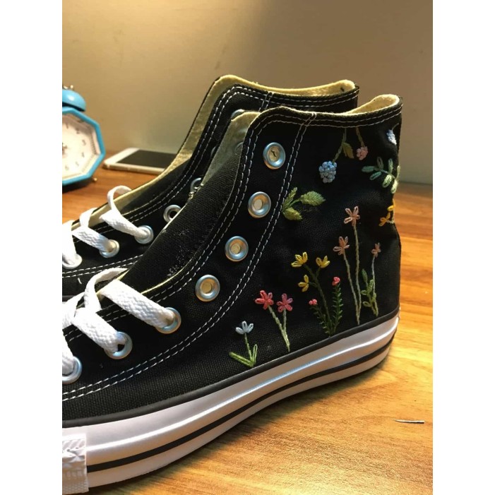 Renkli Çiçek Desenli Özel Nakışlı Siyah Sneaker Renkli Çiçek Desenli Özel Nakışlı Siyah Sneaker