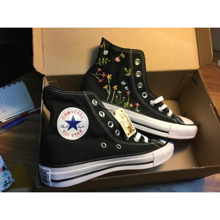 Renkli Çiçek Desenli Özel Nakışlı Siyah Sneaker Renkli Çiçek Desenli Özel Nakışlı Siyah Sneaker