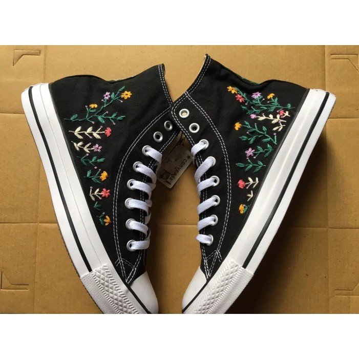 Renkli Çiçek Desenli Özel Nakışlı Siyah Sneaker Renkli Çiçek Desenli Özel Nakışlı Siyah Sneaker
