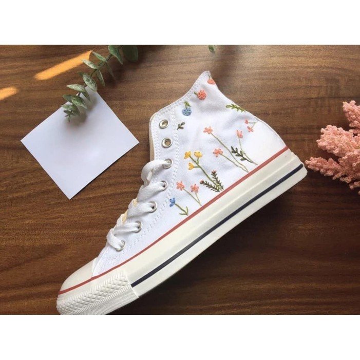 Renkli Çiçek Desenli Özel Nakışlı Beyaz Sneaker Renkli Çiçek Desenli Özel Nakışlı Beyaz Sneaker