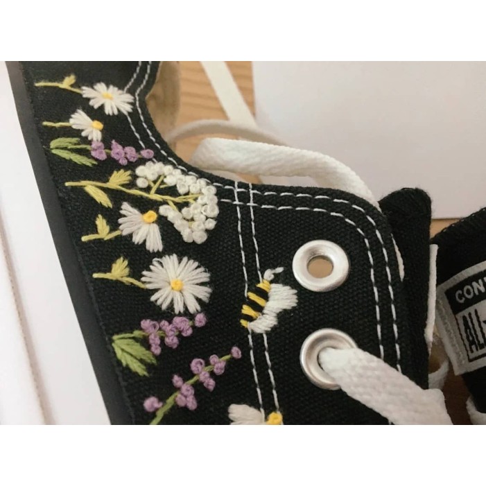 Renkli Çiçek Desenli Özel Nakışlı Siyah Sneaker Renkli Çiçek Desenli Özel Nakışlı Siyah Sneaker