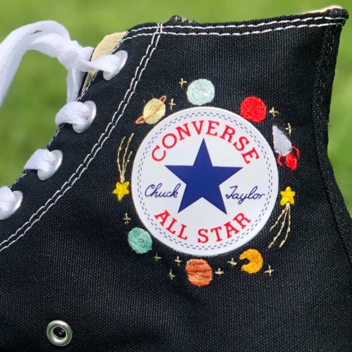 Renkli Çiçek Desenli Özel Nakışlı Siyah Sneaker Renkli Çiçek Desenli Özel Nakışlı Siyah Sneaker