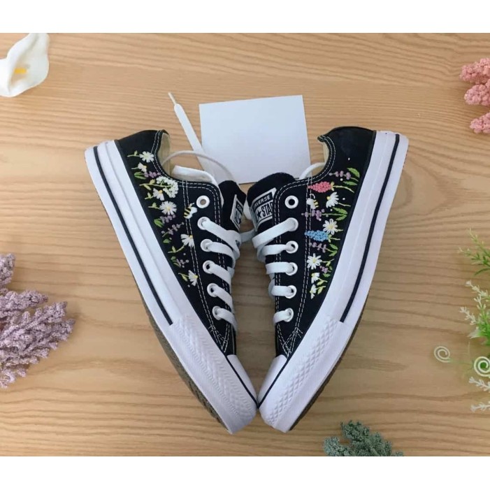 Renkli Çiçek Desenli Özel Nakışlı Siyah Sneaker Renkli Çiçek Desenli Özel Nakışlı Siyah Sneaker