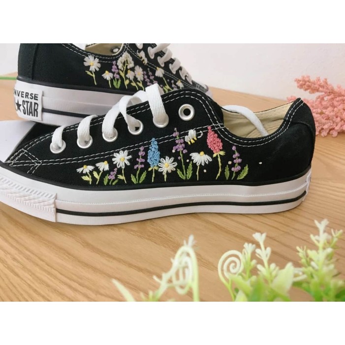 Renkli Çiçek Desenli Özel Nakışlı Siyah Sneaker Renkli Çiçek Desenli Özel Nakışlı Siyah Sneaker