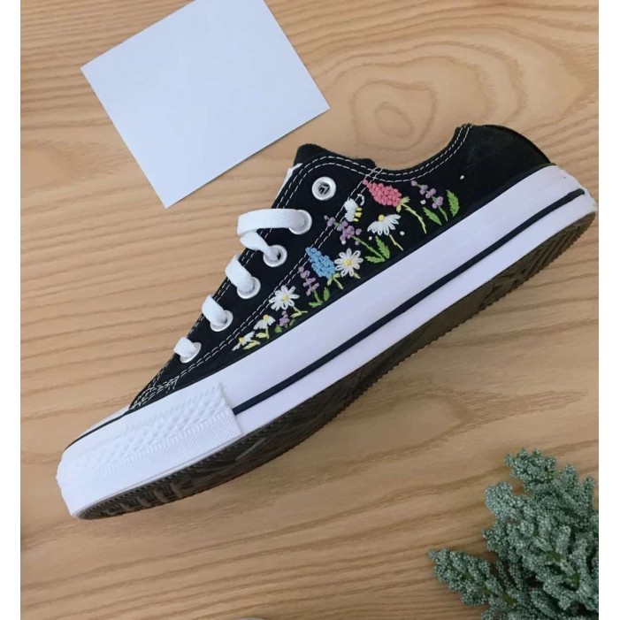 Renkli Çiçek Desenli Özel Nakışlı Siyah Sneaker Renkli Çiçek Desenli Özel Nakışlı Siyah Sneaker
