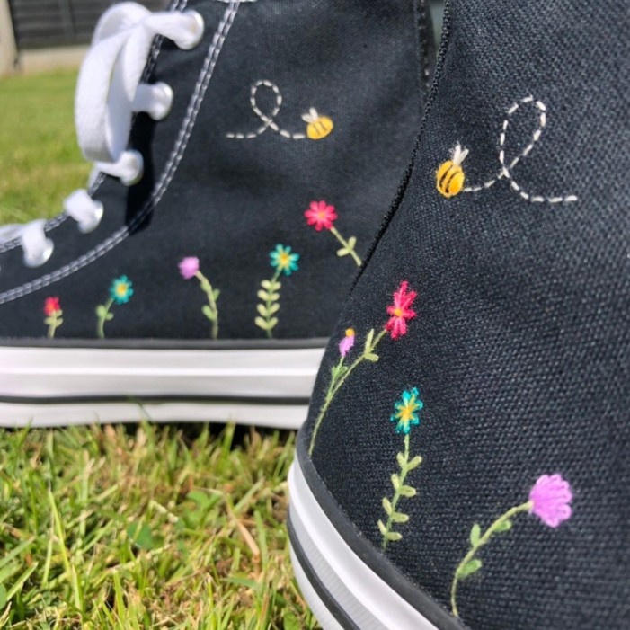 Renkli Çiçek Desenli Özel Nakışlı Siyah Sneaker Renkli Çiçek Desenli Özel Nakışlı Siyah Sneaker