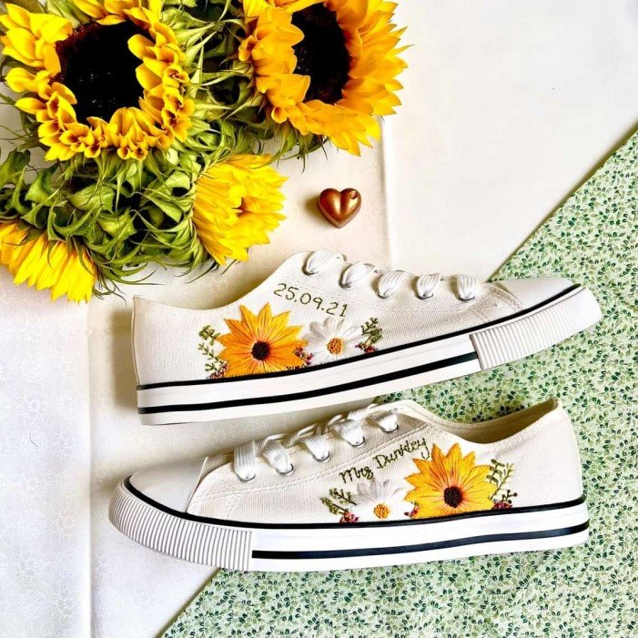 Renkli Çiçek Desenli Özel Nakışlı Beyaz Sneaker Renkli Çiçek Desenli Özel Nakışlı Beyaz Sneaker