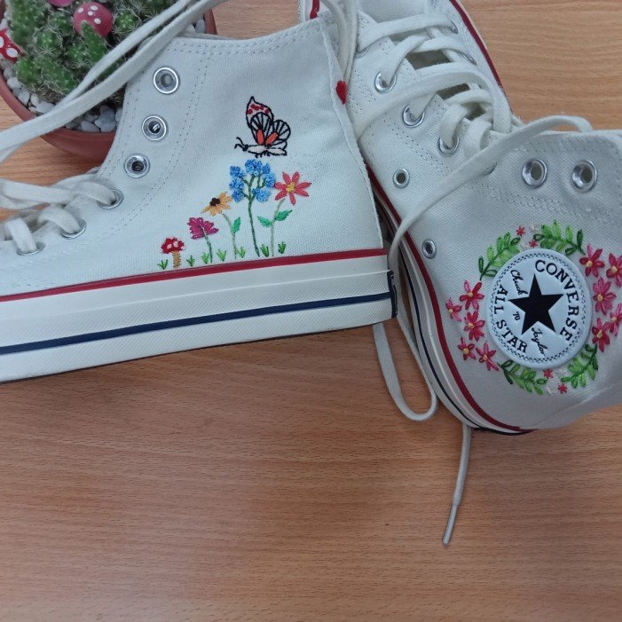 Renkli Çiçek Desenli Özel Nakışlı Beyaz Sneaker Renkli Çiçek Desenli Özel Nakışlı Beyaz Sneaker
