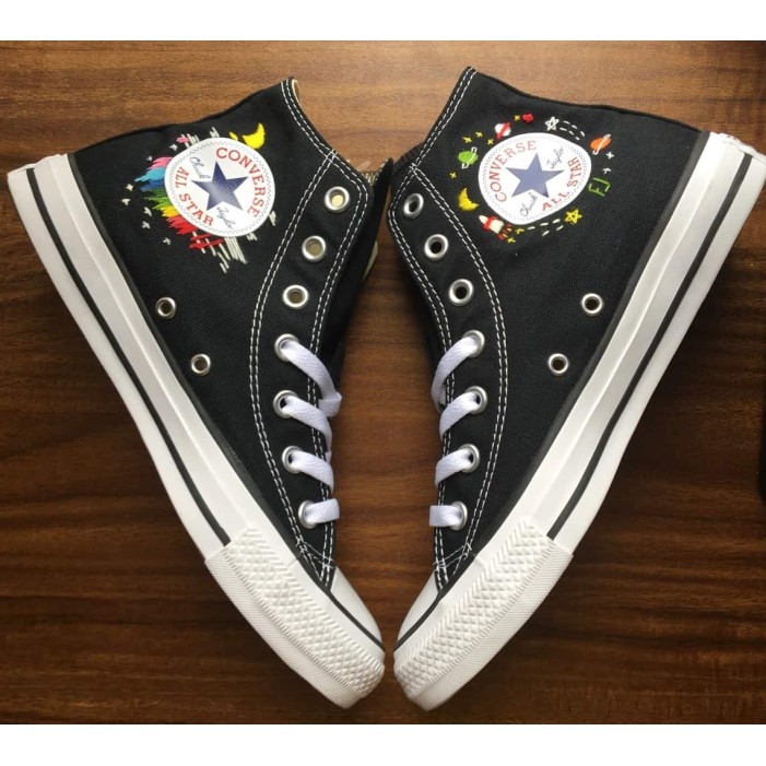 Renkli Çiçek Desenli Özel Nakışlı Siyah Sneaker Renkli Çiçek Desenli Özel Nakışlı Siyah Sneaker