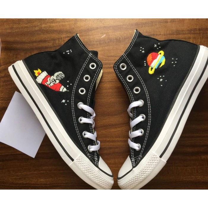 Renkli Çiçek Desenli Özel Nakışlı Siyah Sneaker Renkli Çiçek Desenli Özel Nakışlı Siyah Sneaker