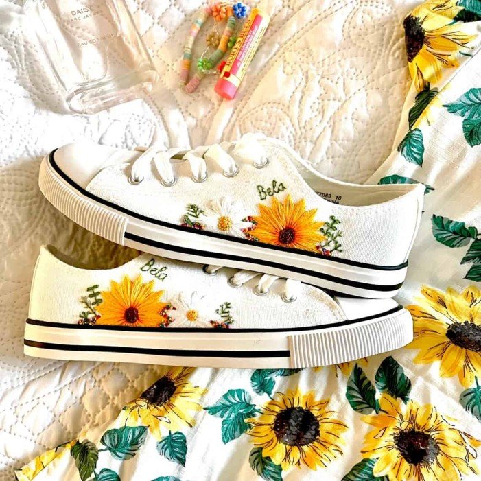 Renkli Çiçek Desenli Özel Nakışlı Beyaz Sneaker Renkli Çiçek Desenli Özel Nakışlı Beyaz Sneaker