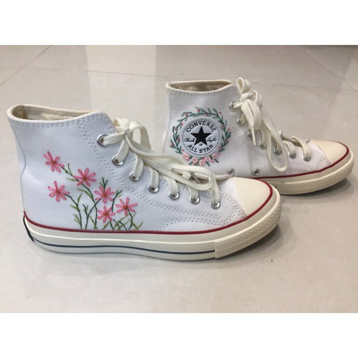 Renkli Çiçek Desenli Özel Nakışlı Beyaz Sneaker Renkli Çiçek Desenli Özel Nakışlı Beyaz Sneaker