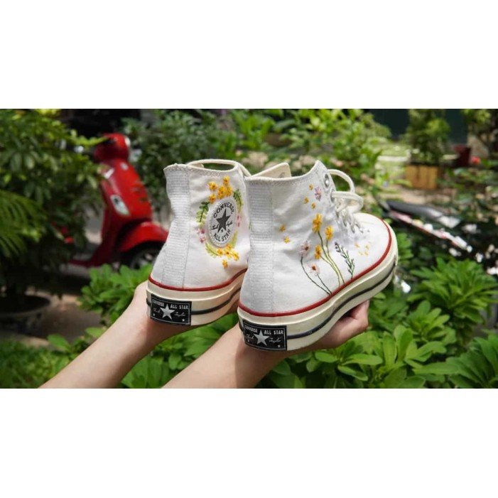 Renkli Çiçek Desenli Özel Nakışlı Beyaz Sneaker Renkli Çiçek Desenli Özel Nakışlı Beyaz Sneaker