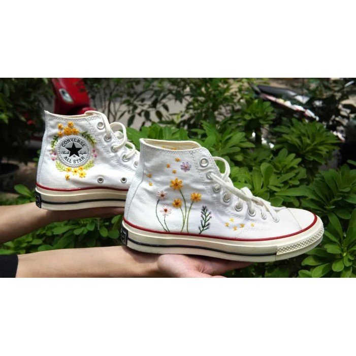 Renkli Çiçek Desenli Özel Nakışlı Beyaz Sneaker Renkli Çiçek Desenli Özel Nakışlı Beyaz Sneaker