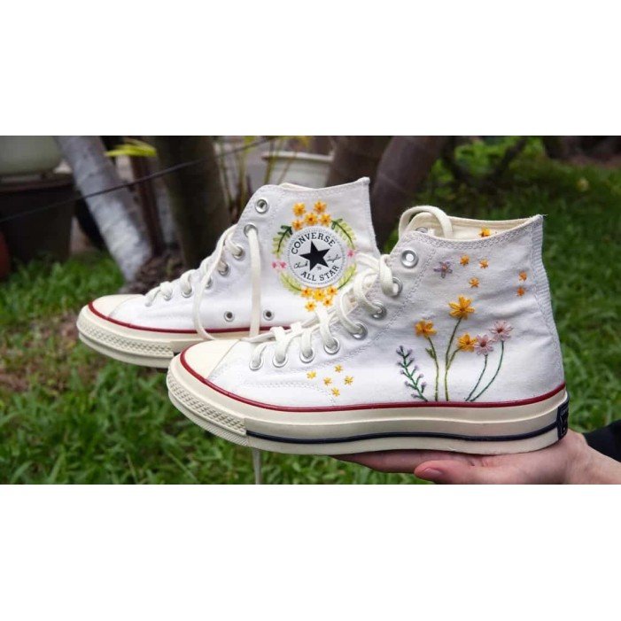 Renkli Çiçek Desenli Özel Nakışlı Beyaz Sneaker Renkli Çiçek Desenli Özel Nakışlı Beyaz Sneaker