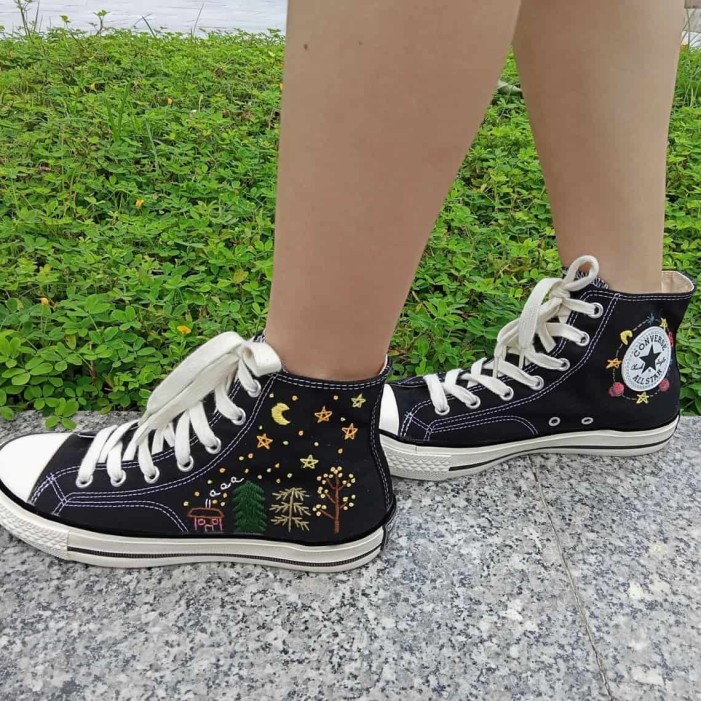 Renkli Çiçek Desenli Özel Nakışlı Siyah Sneaker Renkli Çiçek Desenli Özel Nakışlı Siyah Sneaker