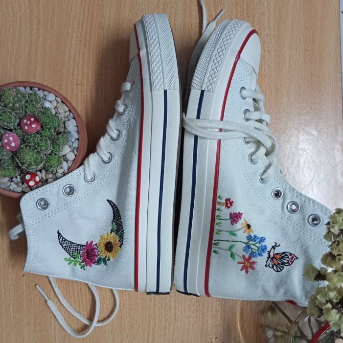 Renkli Çiçek Desenli Özel Nakışlı Beyaz Sneaker Renkli Çiçek Desenli Özel Nakışlı Beyaz Sneaker