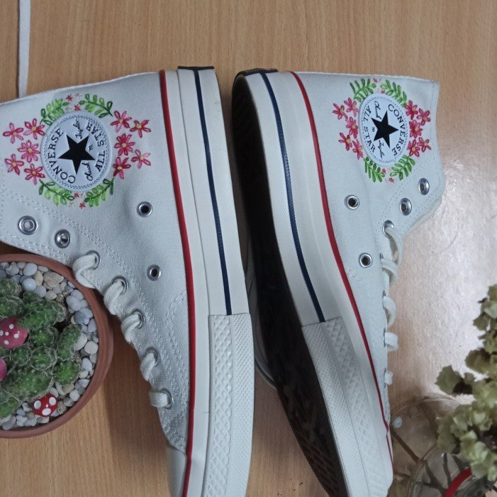 Renkli Çiçek Desenli Özel Nakışlı Beyaz Sneaker Renkli Çiçek Desenli Özel Nakışlı Beyaz Sneaker