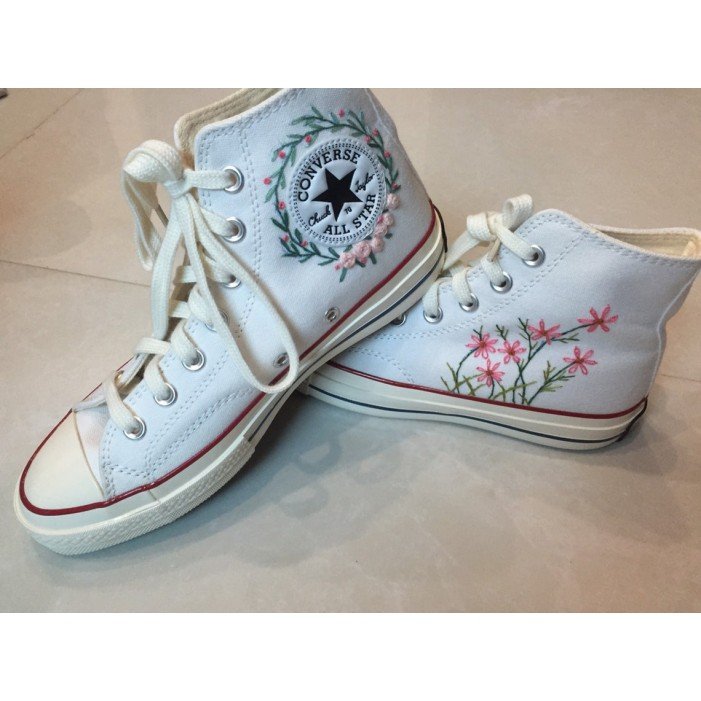 Renkli Çiçek Desenli Özel Nakışlı Beyaz Sneaker Renkli Çiçek Desenli Özel Nakışlı Beyaz Sneaker