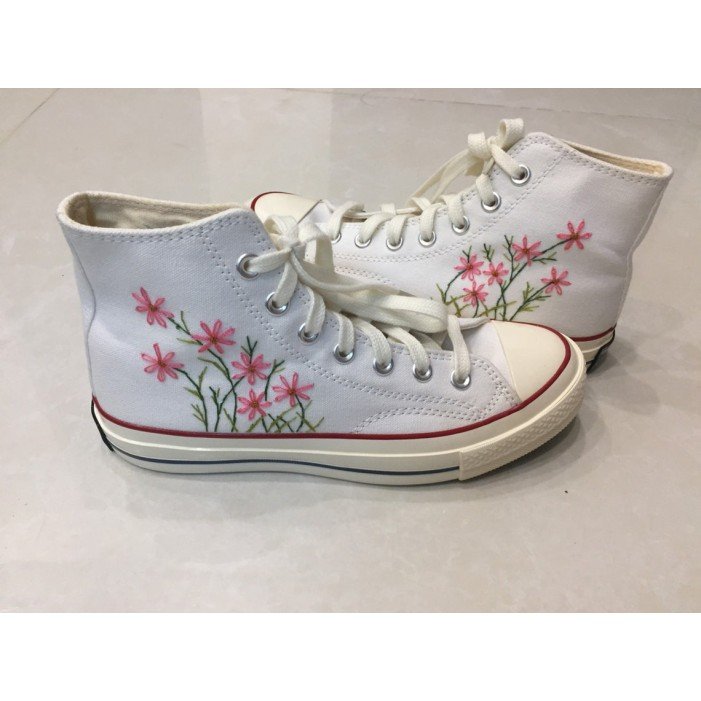 Renkli Çiçek Desenli Özel Nakışlı Beyaz Sneaker Renkli Çiçek Desenli Özel Nakışlı Beyaz Sneaker