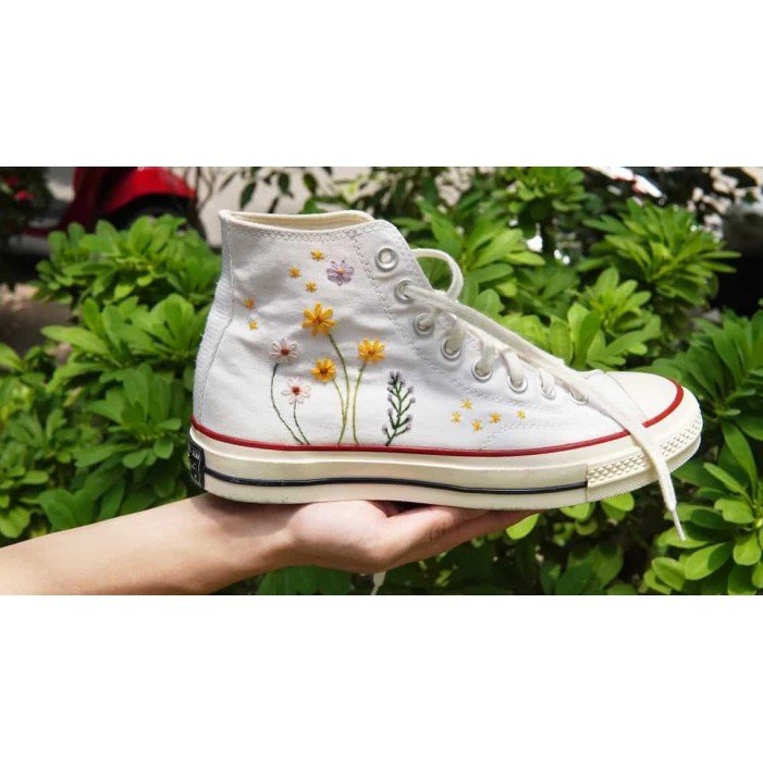 Renkli Çiçek Desenli Özel Nakışlı Beyaz Sneaker Renkli Çiçek Desenli Özel Nakışlı Beyaz Sneaker