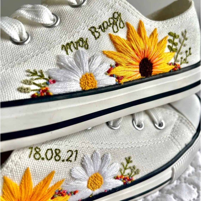 Renkli Çiçek Desenli Özel Nakışlı Beyaz Sneaker Renkli Çiçek Desenli Özel Nakışlı Beyaz Sneaker