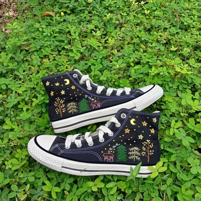 Renkli Çiçek Desenli Özel Nakışlı Siyah Sneaker Renkli Çiçek Desenli Özel Nakışlı Siyah Sneaker