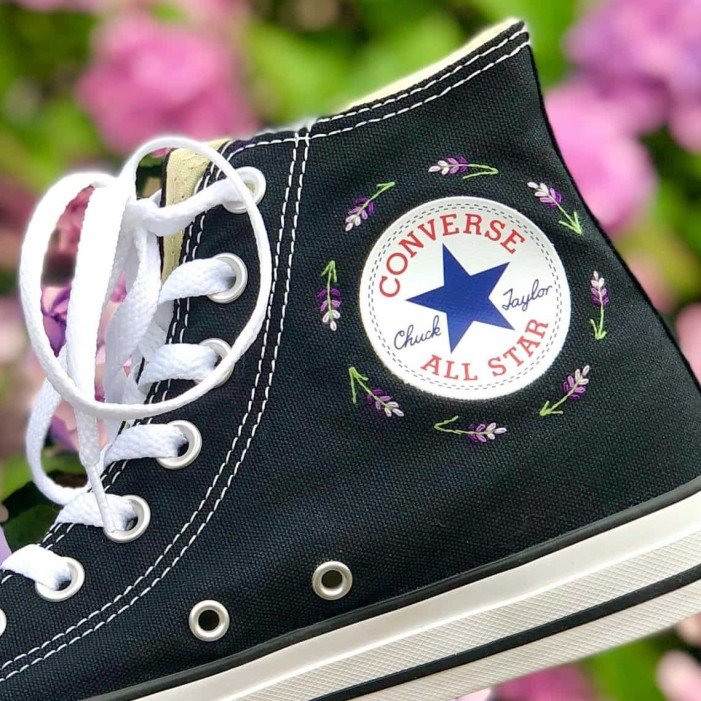 Renkli Çiçek Desenli Özel Nakışlı Siyah Sneaker Renkli Çiçek Desenli Özel Nakışlı Siyah Sneaker