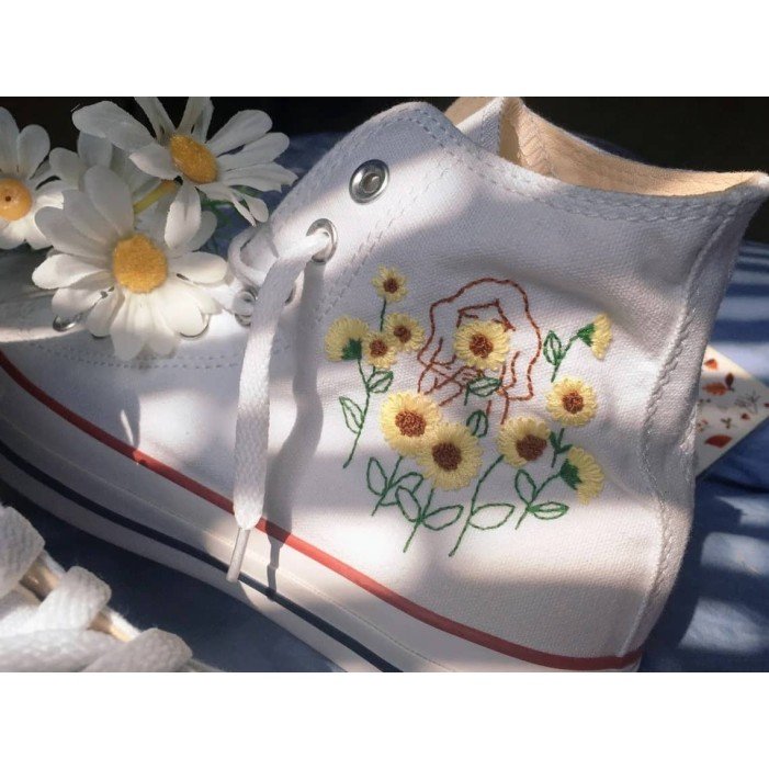 Renkli Çiçek Desenli Özel Nakışlı Beyaz Sneaker Renkli Çiçek Desenli Özel Nakışlı Beyaz Sneaker