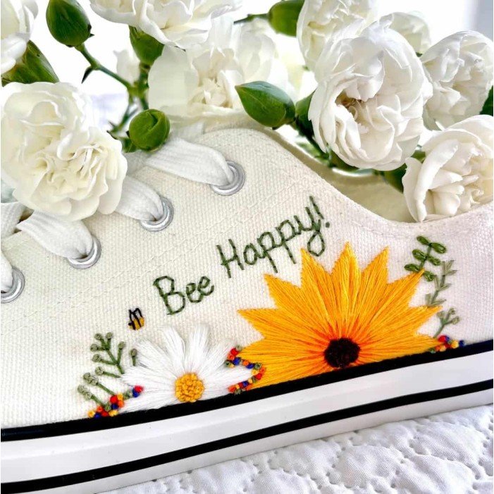 Renkli Çiçek Desenli Özel Nakışlı Beyaz Sneaker Renkli Çiçek Desenli Özel Nakışlı Beyaz Sneaker