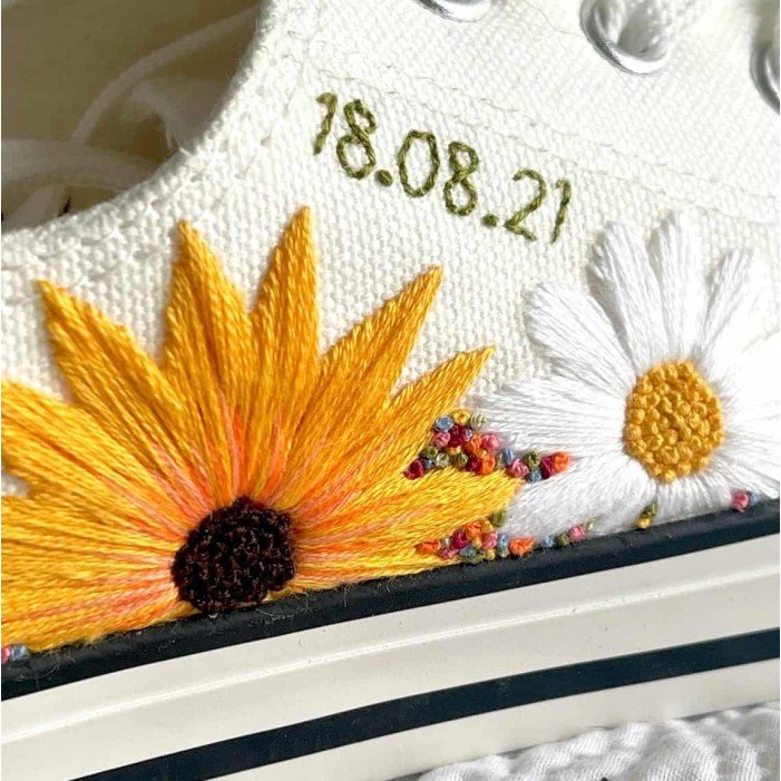 Renkli Çiçek Desenli Özel Nakışlı Beyaz Sneaker Renkli Çiçek Desenli Özel Nakışlı Beyaz Sneaker