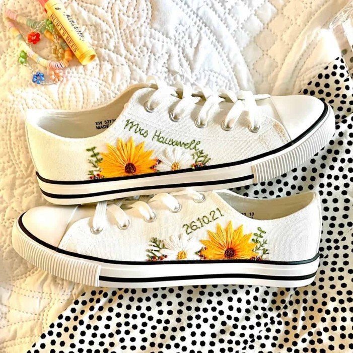 Renkli Çiçek Desenli Özel Nakışlı Beyaz Sneaker Renkli Çiçek Desenli Özel Nakışlı Beyaz Sneaker