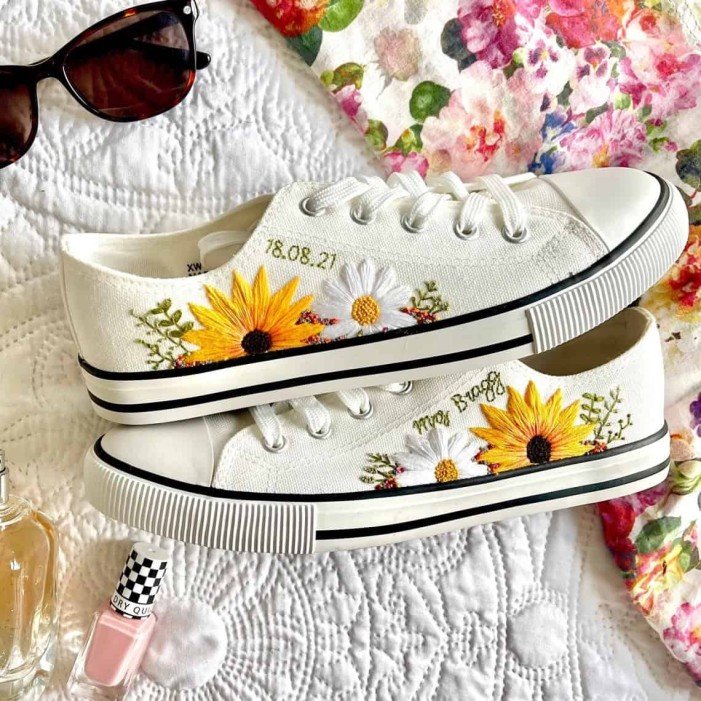 Renkli Çiçek Desenli Özel Nakışlı Beyaz Sneaker Renkli Çiçek Desenli Özel Nakışlı Beyaz Sneaker