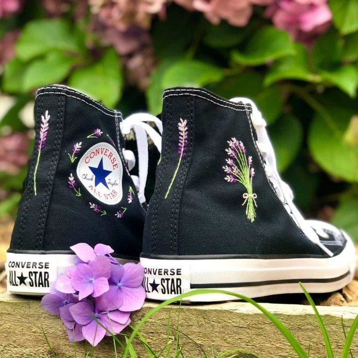 Renkli Çiçek Desenli Özel Nakışlı Siyah Sneaker Renkli Çiçek Desenli Özel Nakışlı Siyah Sneaker
