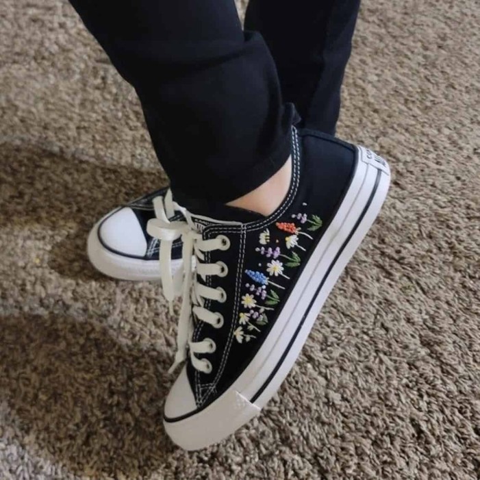 Renkli Çiçek Desenli Özel Nakışlı Siyah Sneaker Renkli Çiçek Desenli Özel Nakışlı Siyah Sneaker