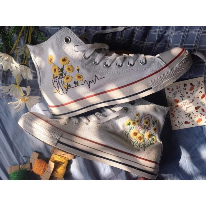 Renkli Çiçek Desenli Özel Nakışlı Beyaz Sneaker Renkli Çiçek Desenli Özel Nakışlı Beyaz Sneaker
