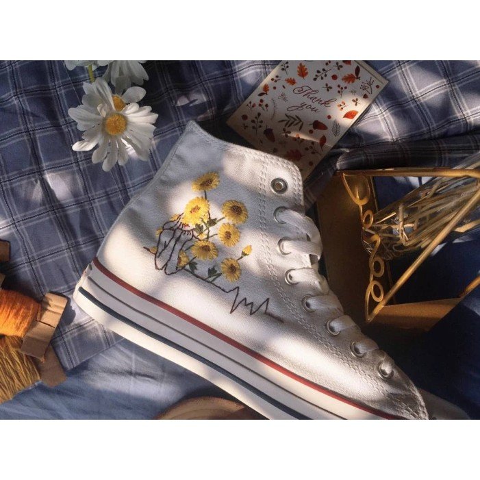 Renkli Çiçek Desenli Özel Nakışlı Beyaz Sneaker Renkli Çiçek Desenli Özel Nakışlı Beyaz Sneaker