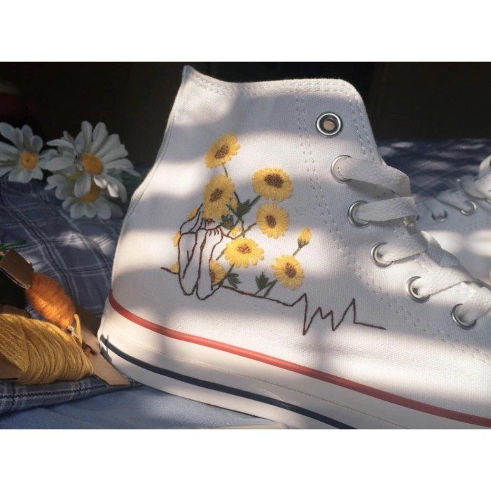 Renkli Çiçek Desenli Özel Nakışlı Beyaz Sneaker Renkli Çiçek Desenli Özel Nakışlı Beyaz Sneaker