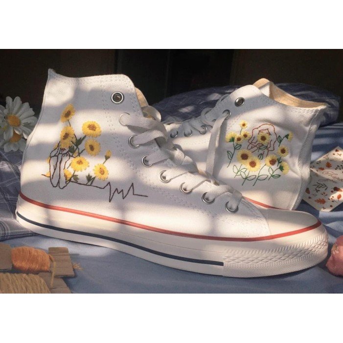 Renkli Çiçek Desenli Özel Nakışlı Beyaz Sneaker Renkli Çiçek Desenli Özel Nakışlı Beyaz Sneaker
