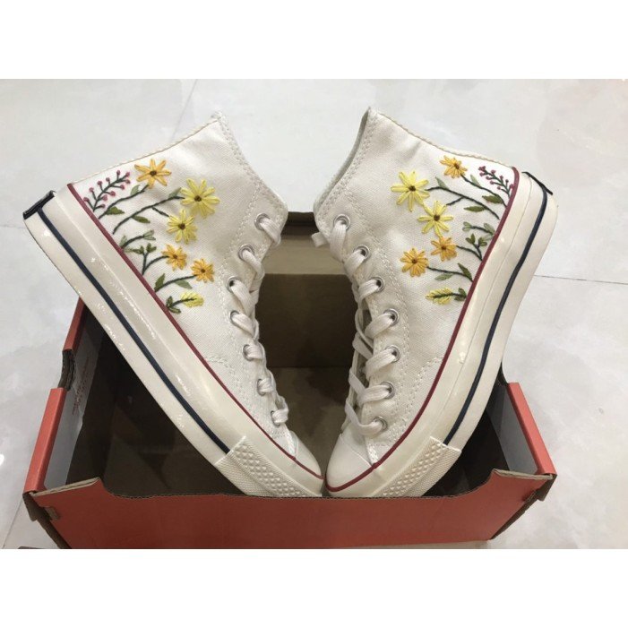 Renkli Çiçek Desenli Özel Nakışlı Beyaz Sneaker Renkli Çiçek Desenli Özel Nakışlı Beyaz Sneaker