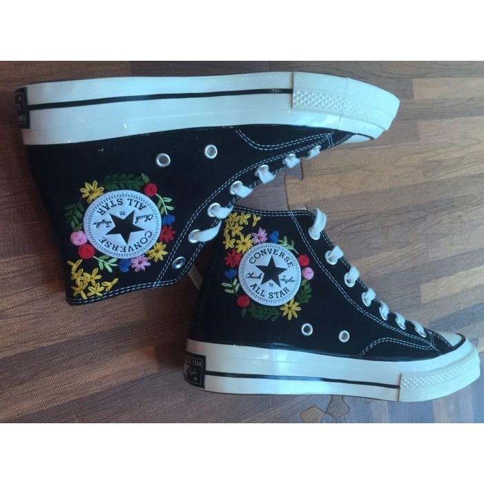 Renkli Çiçek Desenli Özel Nakışlı Siyah Sneaker Renkli Çiçek Desenli Özel Nakışlı Siyah Sneaker