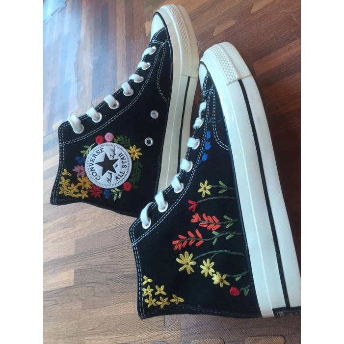 Renkli Çiçek Desenli Özel Nakışlı Siyah Sneaker Renkli Çiçek Desenli Özel Nakışlı Siyah Sneaker