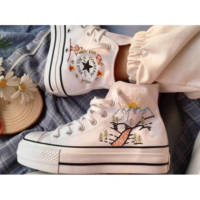 Renkli Çiçek Desenli Özel Nakışlı Beyaz Sneaker Renkli Çiçek Desenli Özel Nakışlı Beyaz Sneaker