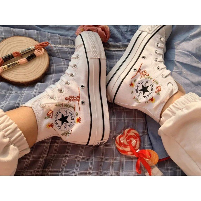 Renkli Çiçek Desenli Özel Nakışlı Beyaz Sneaker Renkli Çiçek Desenli Özel Nakışlı Beyaz Sneaker