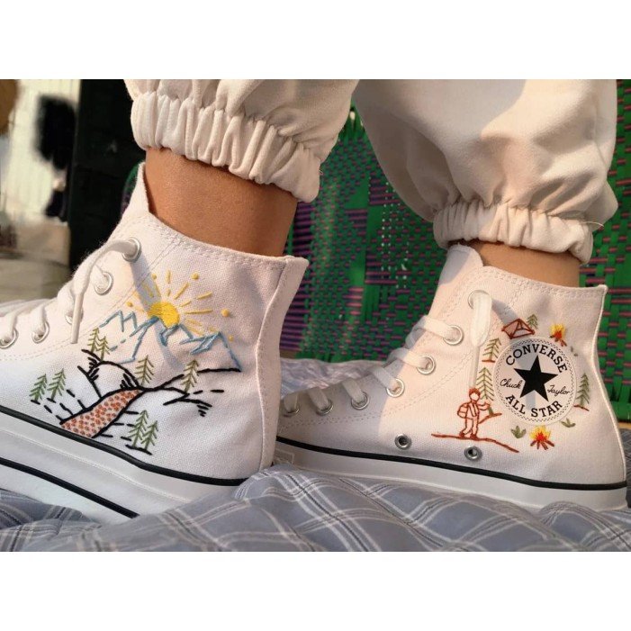 Renkli Çiçek Desenli Özel Nakışlı Beyaz Sneaker Renkli Çiçek Desenli Özel Nakışlı Beyaz Sneaker