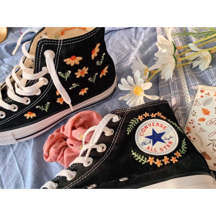 Renkli Çiçek Desenli Özel Nakışlı Siyah Sneaker Renkli Çiçek Desenli Özel Nakışlı Siyah Sneaker